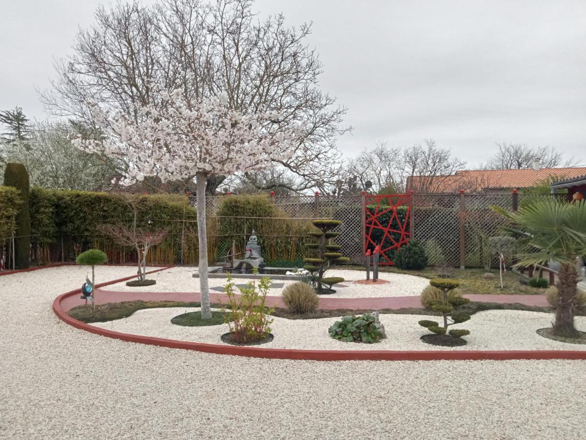 Une Pause Quelque Part Au Jardin Des Erables Et Des Niwakis Saint-Medard-de-Guizieres Экстерьер фото