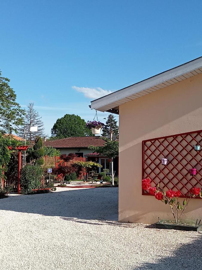 Une Pause Quelque Part Au Jardin Des Erables Et Des Niwakis Saint-Medard-de-Guizieres Экстерьер фото