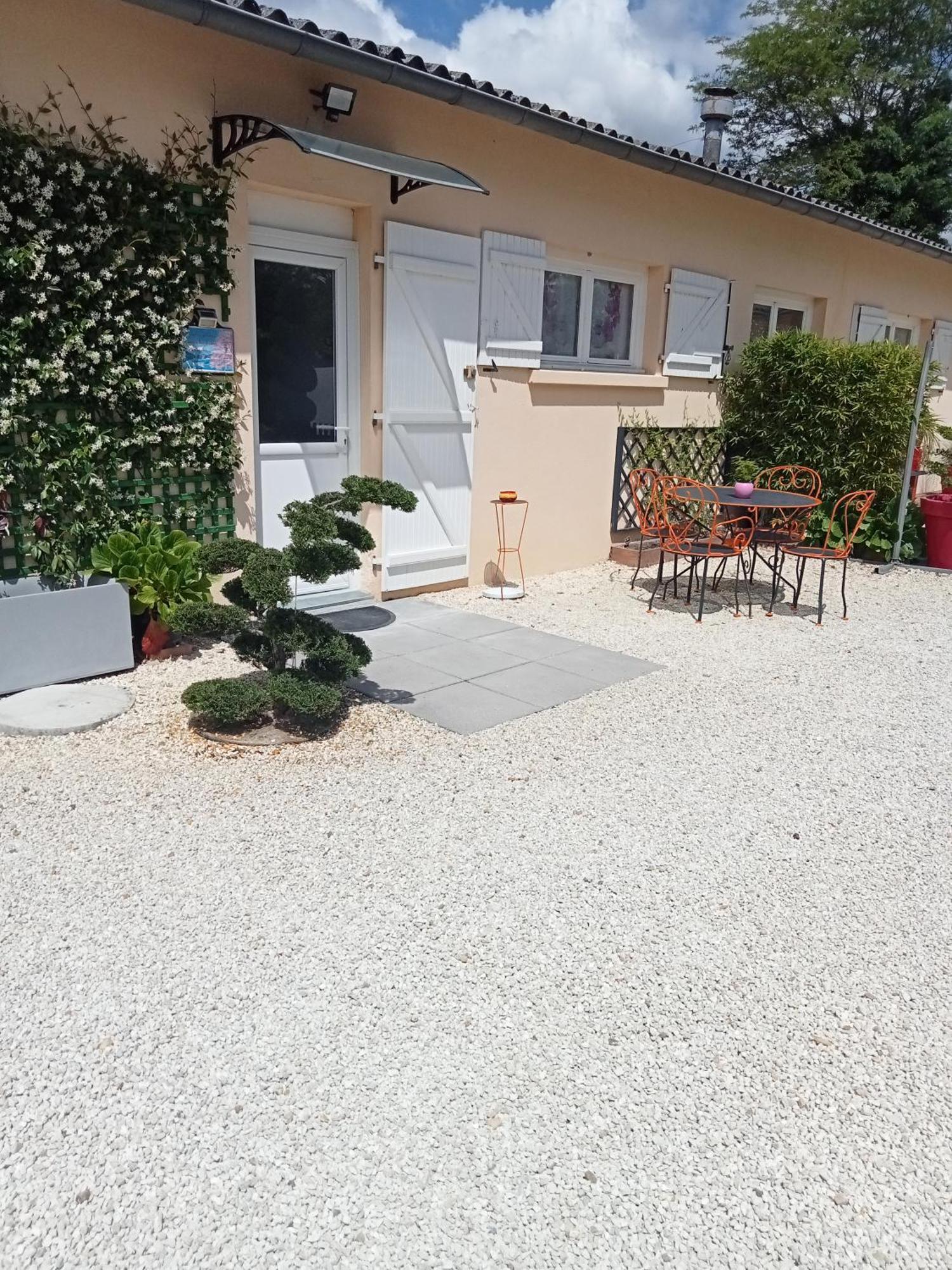 Une Pause Quelque Part Au Jardin Des Erables Et Des Niwakis Saint-Medard-de-Guizieres Экстерьер фото